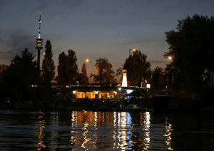 1. Vollmondfahrt Bootsvermietung Kukla Lokal bei Nacht